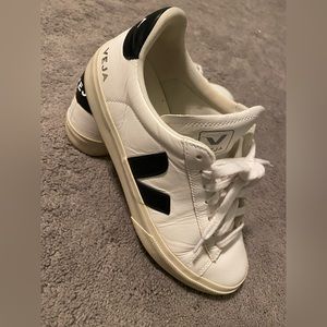 Veja Campos - Black and White - Size 9 Women’s